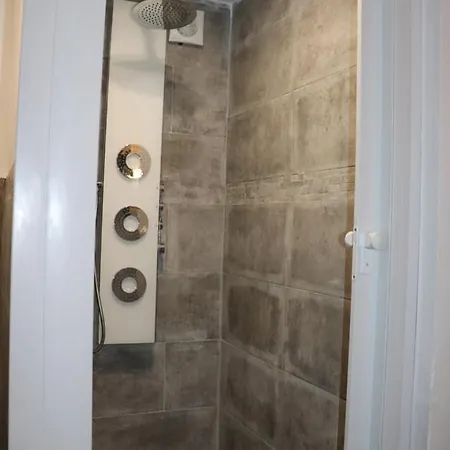 Agreable Avec Sa Terrasse Exterieure Entierement Amenage A 5 Min De La * Cannes