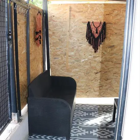 Daire Agreable Avec Sa Terrasse Exterieure Entierement Amenage A 5 Min De La